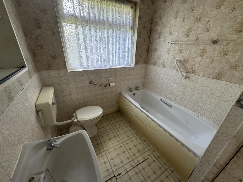Lot: 169 - DETACHED BUNGALOW FOR IMPROVEMENT - Bathroom